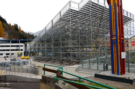 Zinkstangenverbindungen bilden Sitzpltze fr die Ski-WM-Schladming 2013