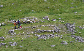 Dachsteingebirge, mittelalterliche Steinstrukturen