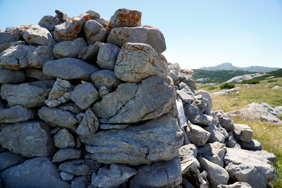 Denudationsmessungen von Bausteinen, Karsttischen und Steintauben. ANISA, Verein für alpine Forschung. 2015, F. Mandl