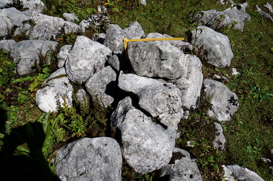 Denudationsmessungen spätmittelalterlicher Fundamentstrukturen. Dachsteingebirge. Foto Franz Mandl 2014. ANISA, Verein für alpine Forschung.