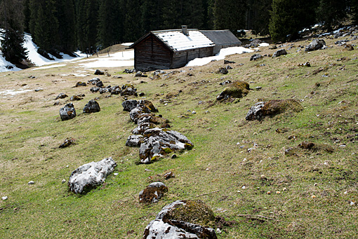 Denudation von Kalkgestein auf dem Dachsteingebirge. Datierungsversuche mit Kantenauflösungen von einem Steinhag auf der Viehbergalm. ANISA, Franz Mandl 2014