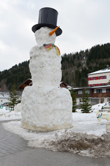 Abtauender Schneemann aus technischen "Kunstschnee" in Haus im Ennstal am 01.02.2014