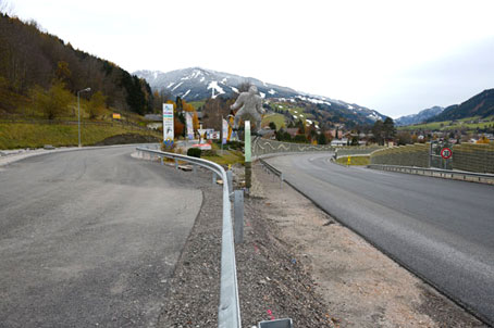 Schladmings Osteinfahrt und Bundesstare mit schlauchartigen Lrmschutzwnden 2912