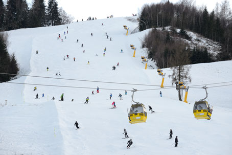 Pistenskifahren auf Kunstschnee. Dachstein-Region, Winter 2012/2013