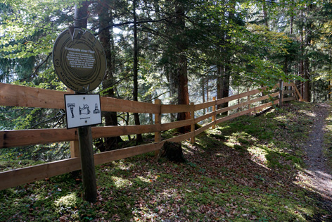 Archäologischer Wanderweg auf dem Burgstall, Ramsau am Dachstein. ANISA, Verein für alpine Forschung 2014